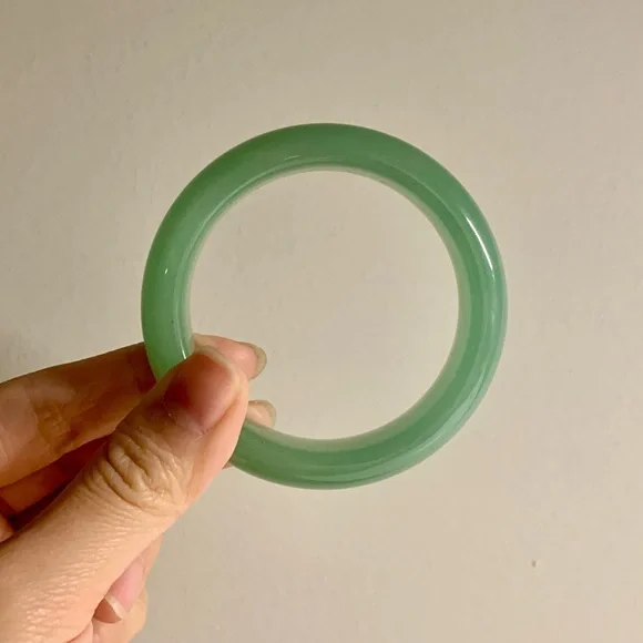 Green Jade-alike Aventurine Bangle - Picture 2 of 4